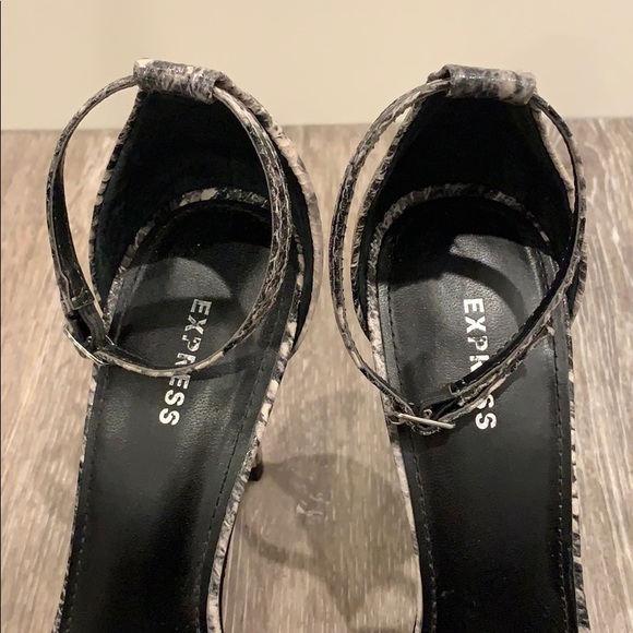 Express SnakeSkin Size 7 open toe - Picture 4 of 4